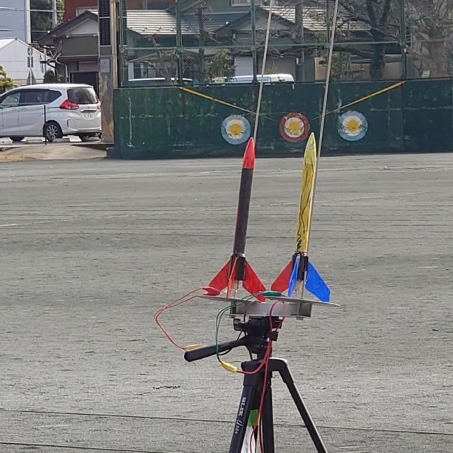 本日2回目
開催致しました🚀
さぁ、夢にチャレンジ
〜ロケットを作って飛ばす体験会〜

お天気の不安もありましたが
ロケットを飛ばす頃には、
雨もやみ　子どもたちが
自分の飛ばすロケットを
追いかける姿が印象的でした！

また、植松さんの
動画を真剣に見ている姿をみて
こどもの集中力の凄さを感じました！

最後に、どうでしたか？
と、感想を聞いた時に
『楽しかった〜✨』
と、笑顔で答えてくれたことが
私たちの何よりの励みになりました！

近隣の方からも
『素敵な取り組みをされていますね。』
と、声をかけて頂けるようになってきました🎵

今後も、Skyチャレンジャー'sは
どんどんチャレンジしていきます🚀

次回は5月頃を予定しております。
お楽しみに✨

#植松努 
#ueパートナー 
#モデルロケット
#ロケット教室 
#Skyチャレンジャー's